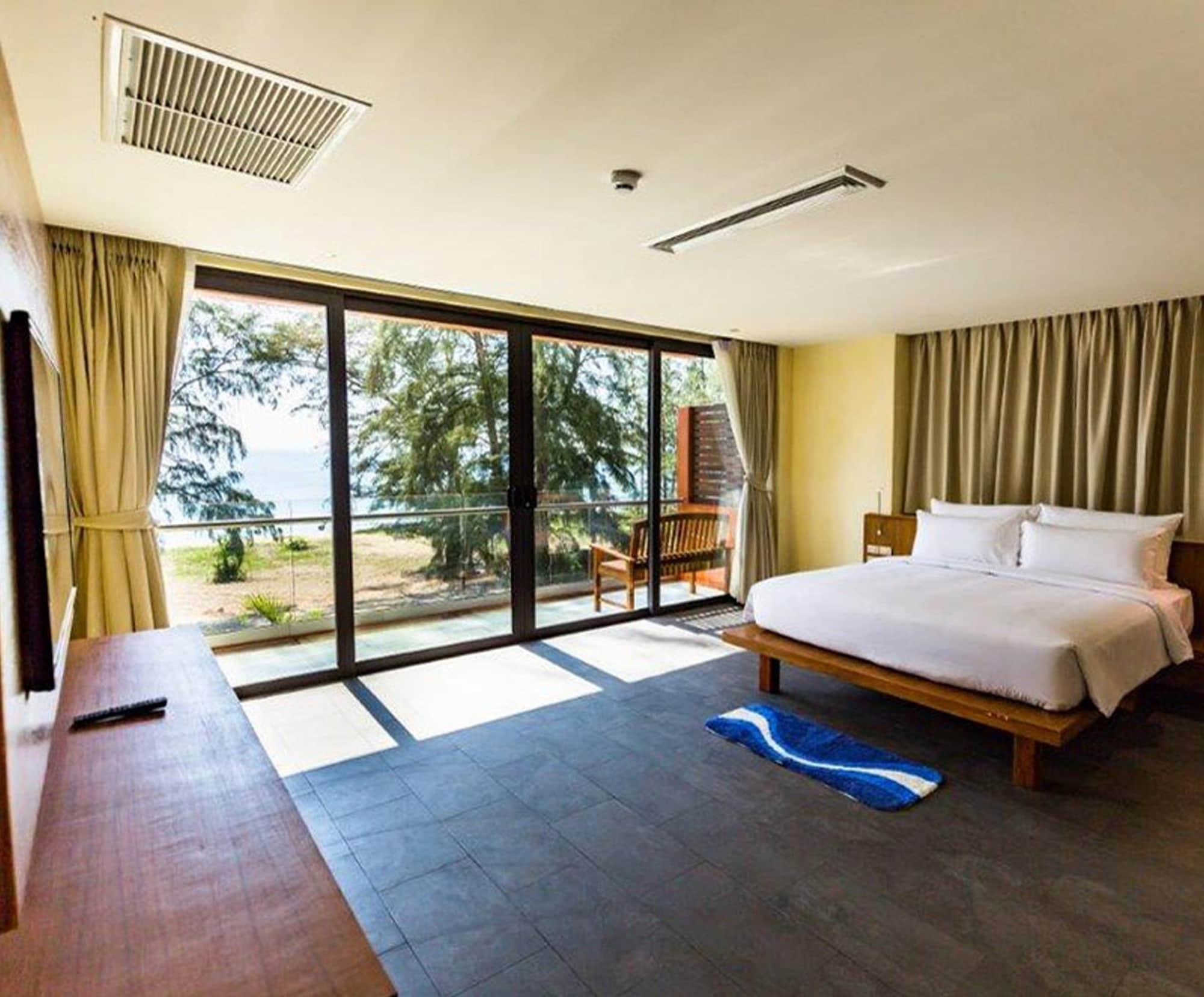 Coriacea Beachfront Boutique Phuket Resort - Sha Plus Maikhau-part Kültér fotó