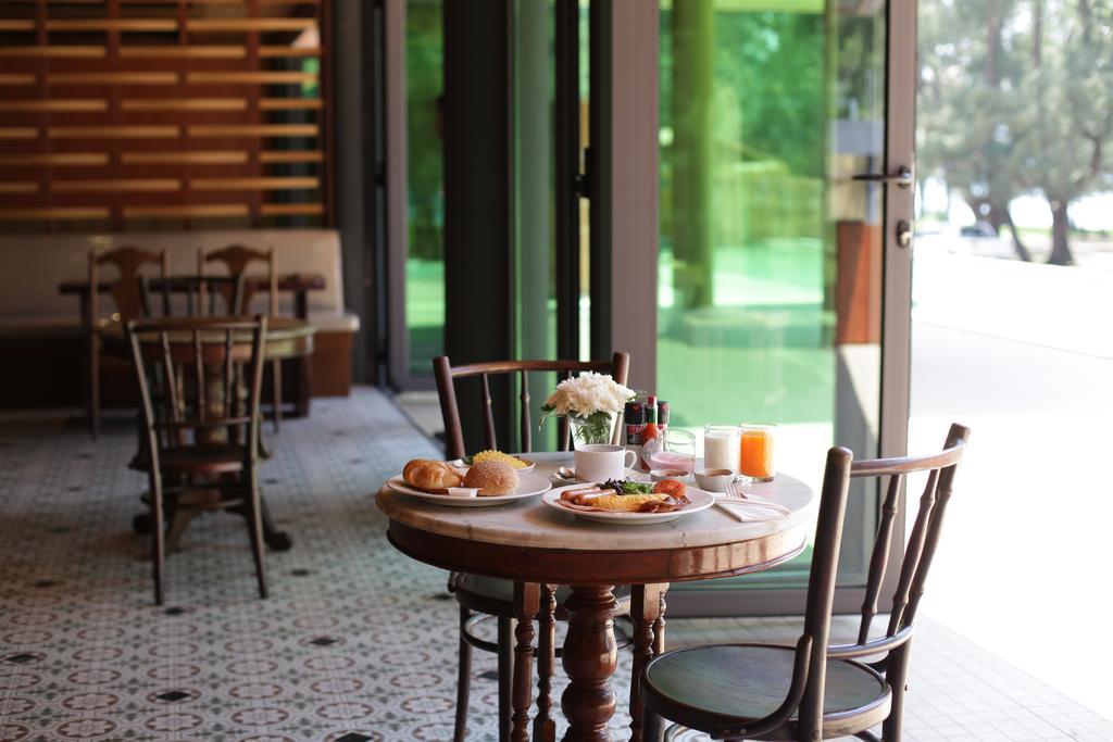 Coriacea Beachfront Boutique Phuket Resort - Sha Plus Maikhau-part Kültér fotó