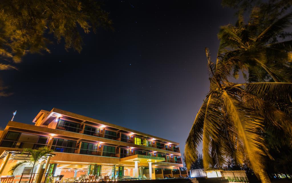 Coriacea Beachfront Boutique Phuket Resort - Sha Plus Maikhau-part Kültér fotó