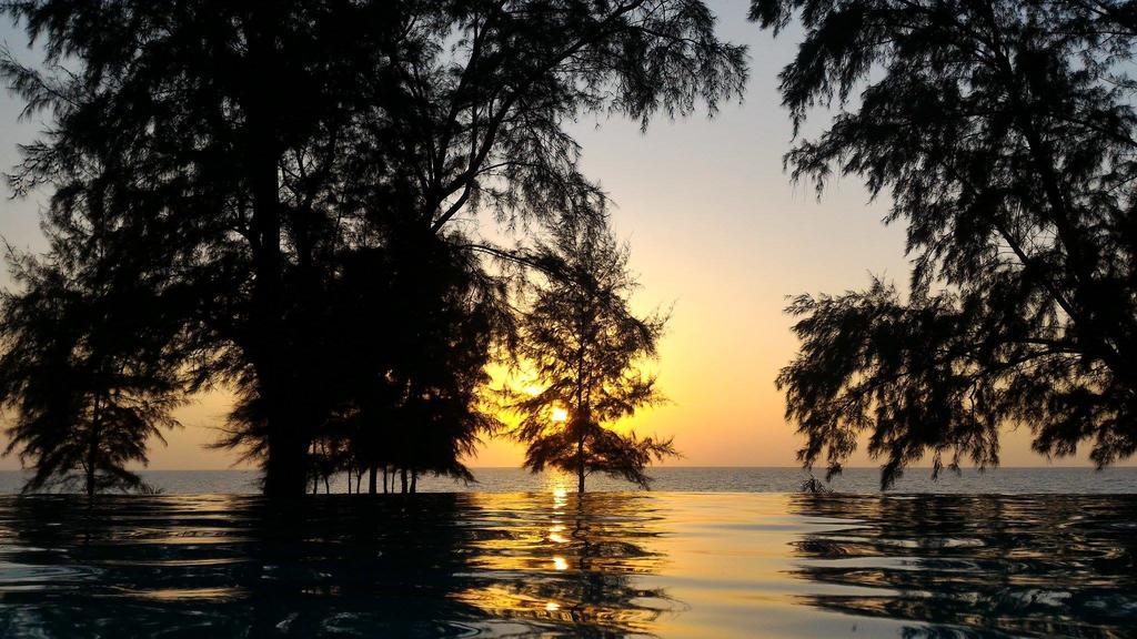 Coriacea Beachfront Boutique Phuket Resort - Sha Plus Maikhau-part Kültér fotó