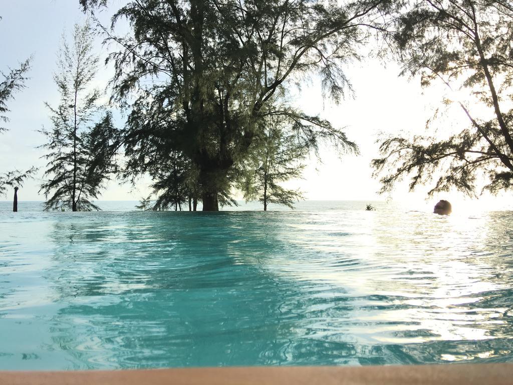 Coriacea Beachfront Boutique Phuket Resort - Sha Plus Maikhau-part Kültér fotó
